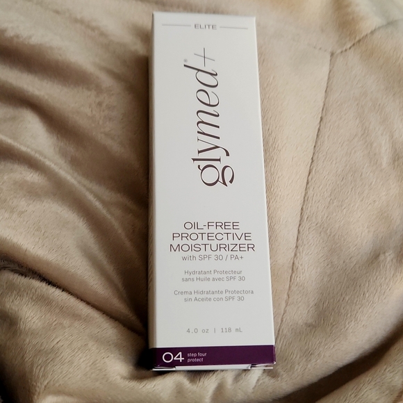 Oil-free Protective Moisturizer - Picture 2 of 3